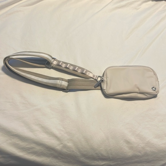 Lululemon Everywhere Crossbody Bag - Picture 1 of 3
